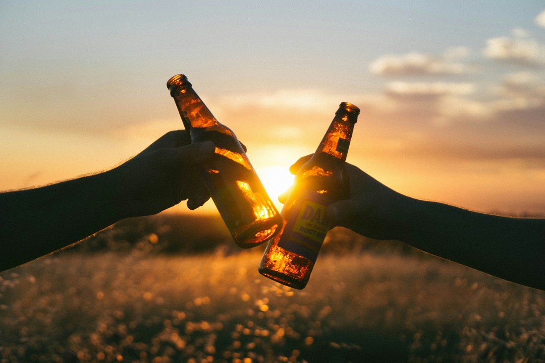 Flaschenbier und Fassbier © Unsplash_Wil Stewart